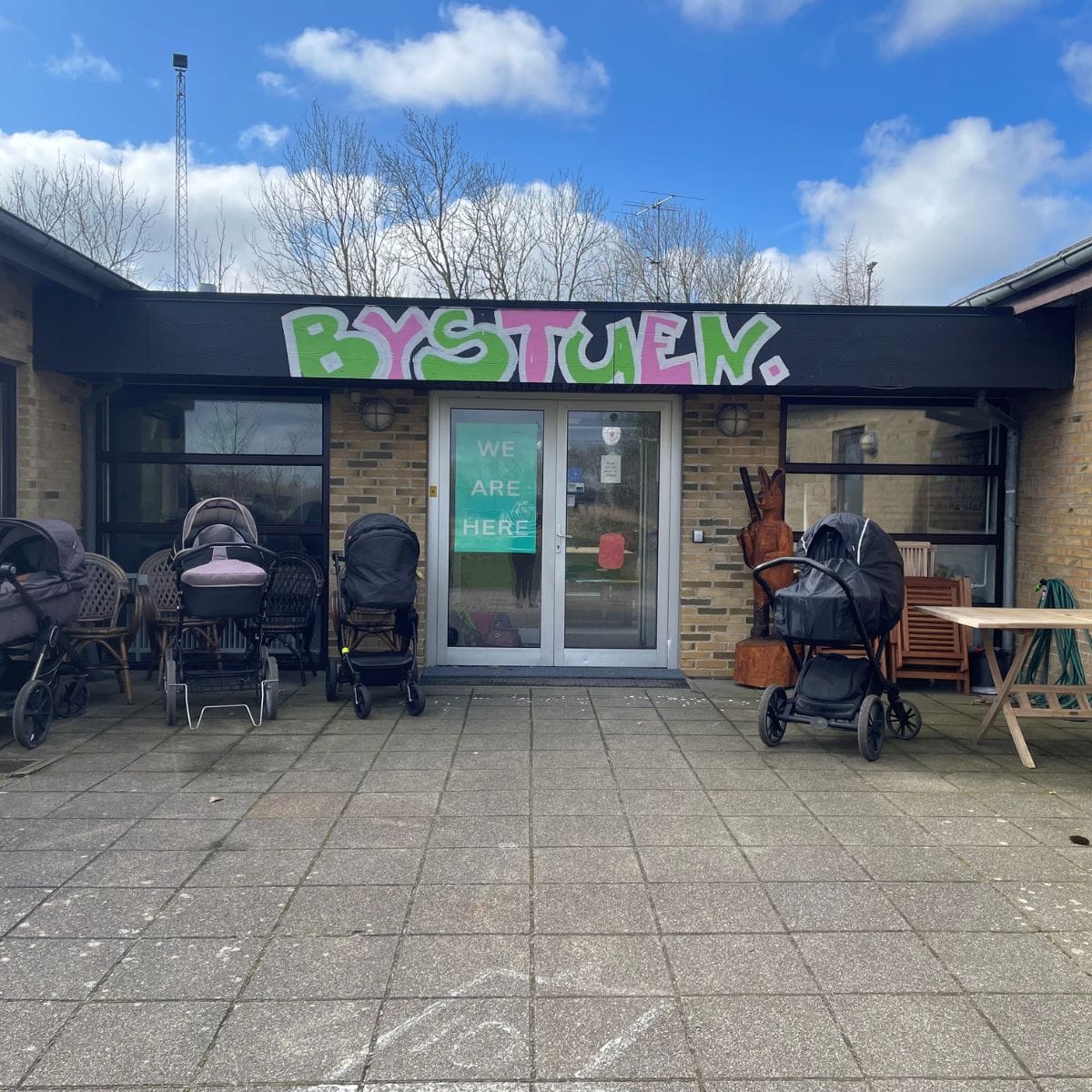 Bystuen i Vinderup med barnevogne udenfor