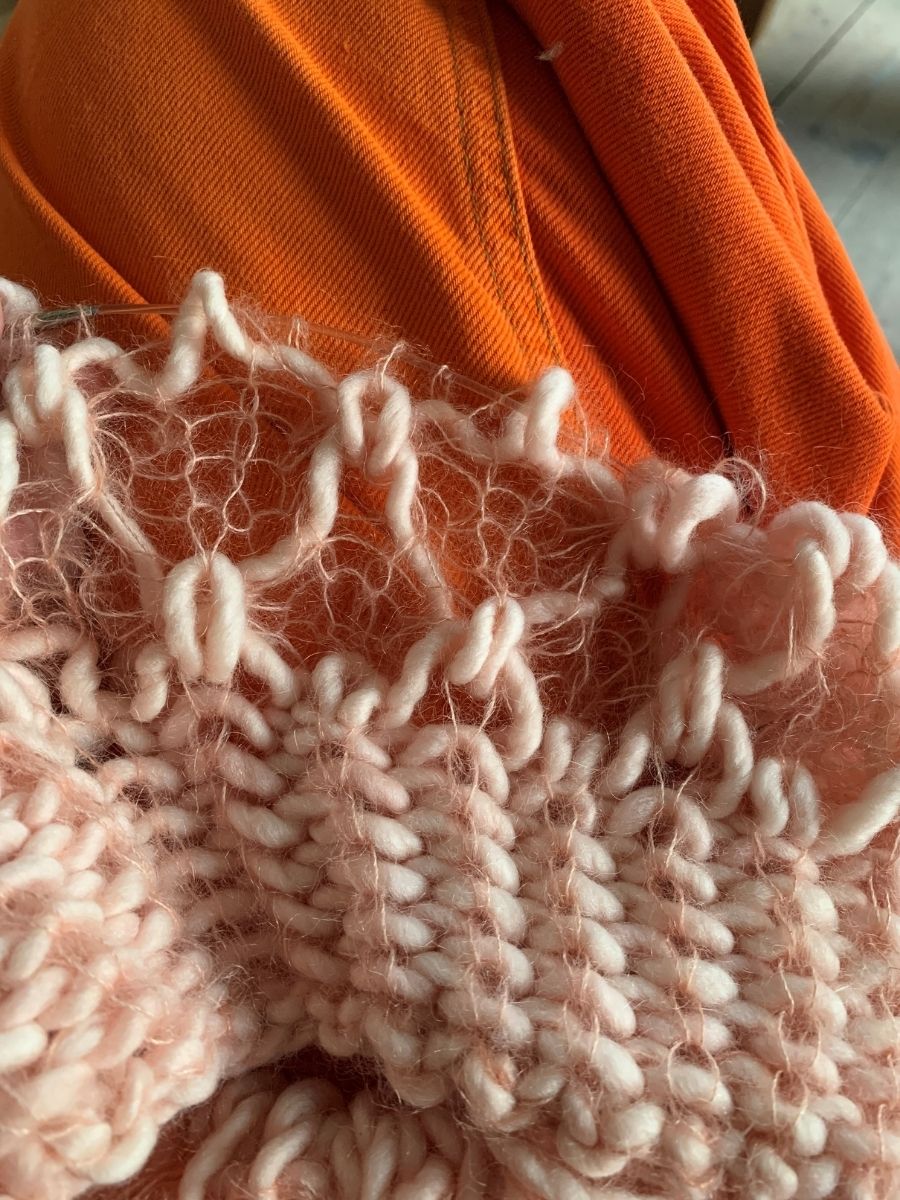 Patentstrikket strikkeprøve med markent struktur og forkellige garntyper.