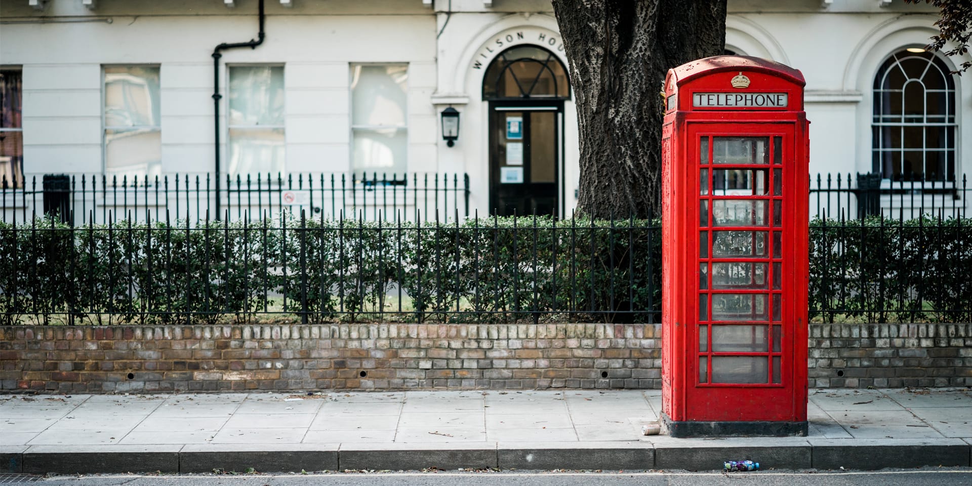 Gade med telefonboks i London. Test dine engelske sprogevner. FOF Aftenskolen i Aarhus.