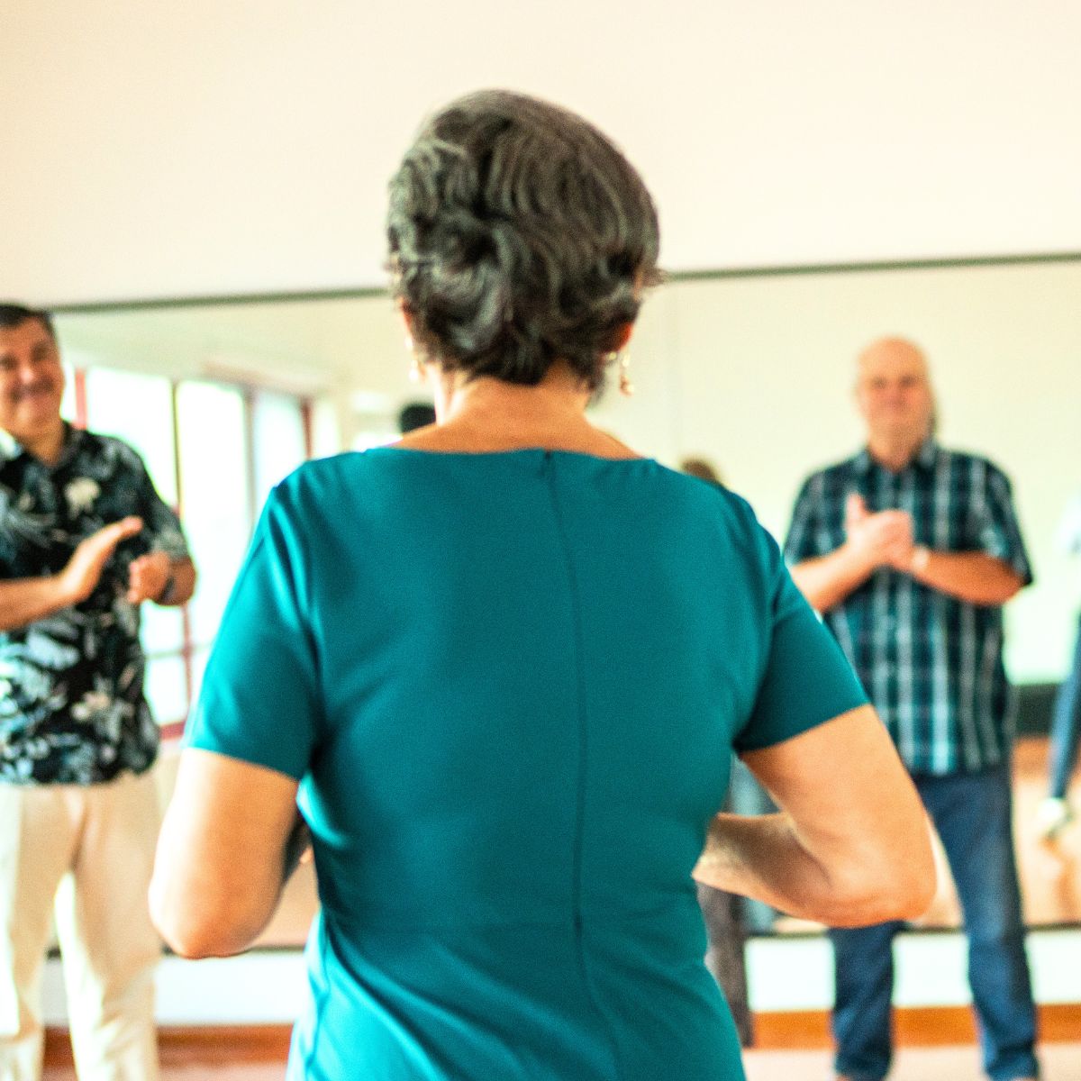 Kvinder og mænd danser og klapper