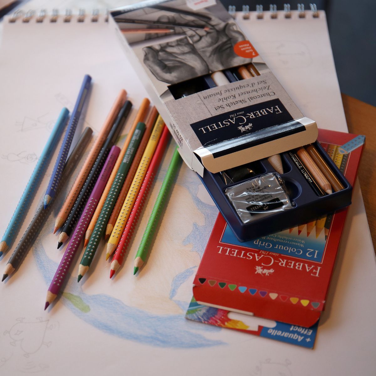 Blyanter og farver til tegnekursus i 2D komposition.