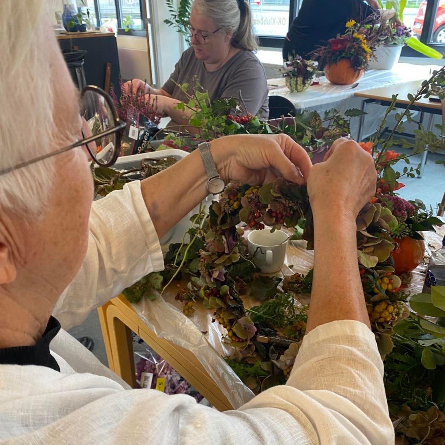 Kursist der laver en blomsterkrans i OK-Skolens lokaler i Kolding