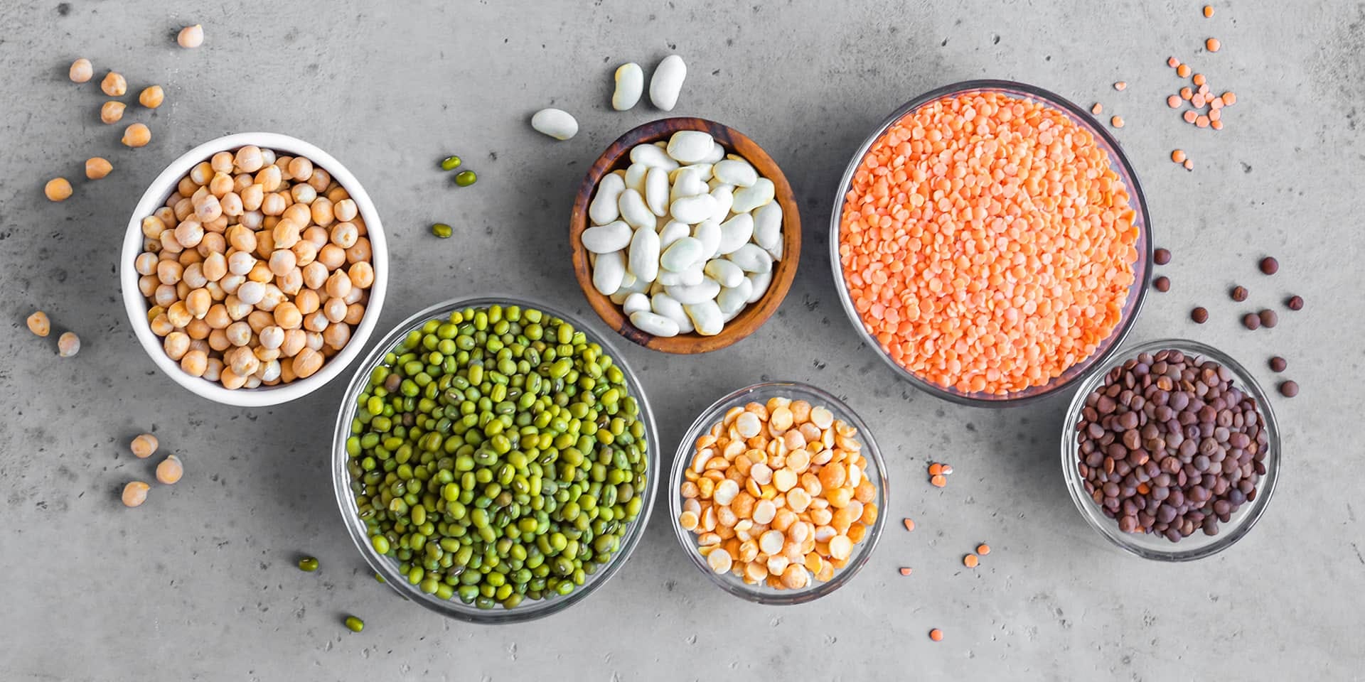 Forskellige bælgfrugter i skåle. Kom med og lær mere om bælgfrugter og anvendelse af bælgfrugter til dette kursus i bælgfrugter for begyndere i FOF Aarhus