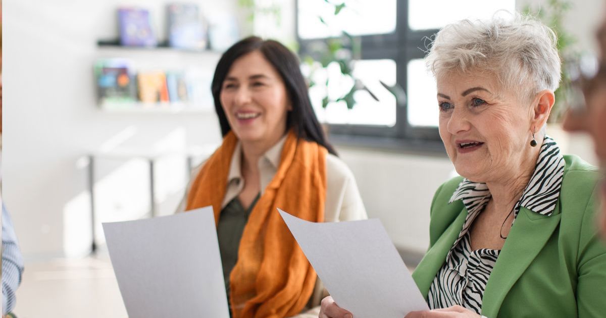 Deltagere synger sammen i et hyggeligt fællesskab i demenskor