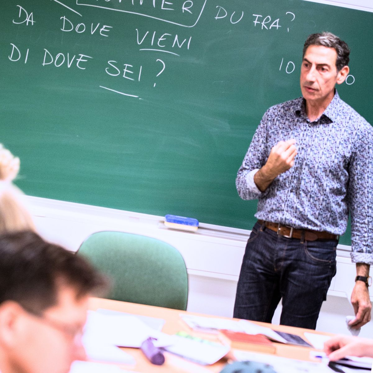 italiensk undervisning hvor læren står foran tavlen