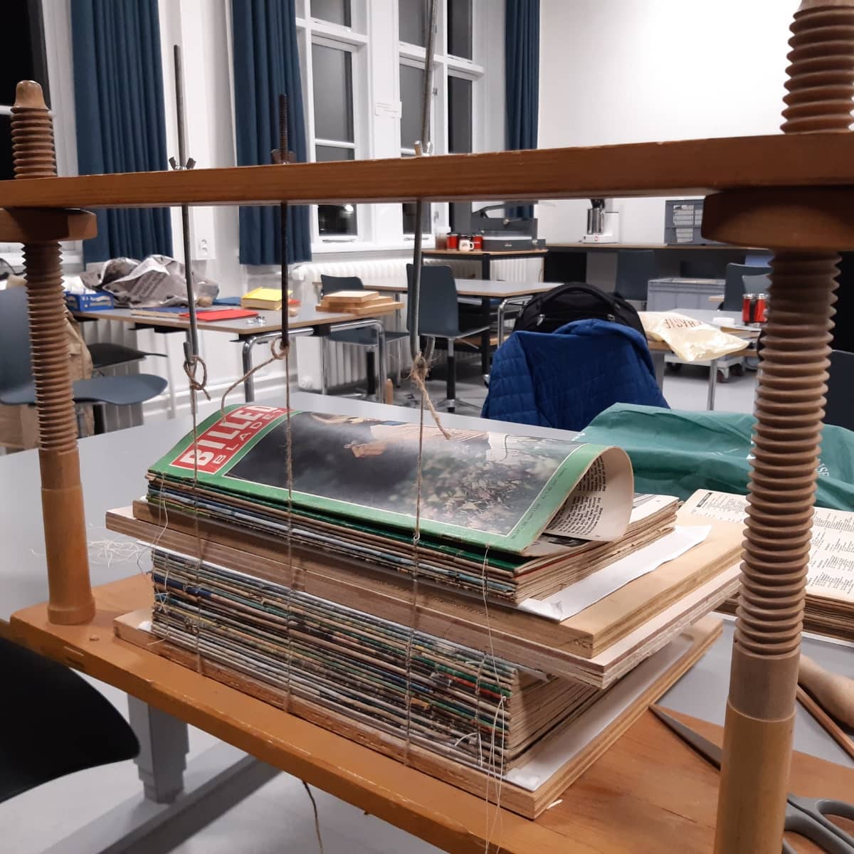 En kvinde, der viser en bog fra sit kursus på bogbinding i FOF Aarhus.