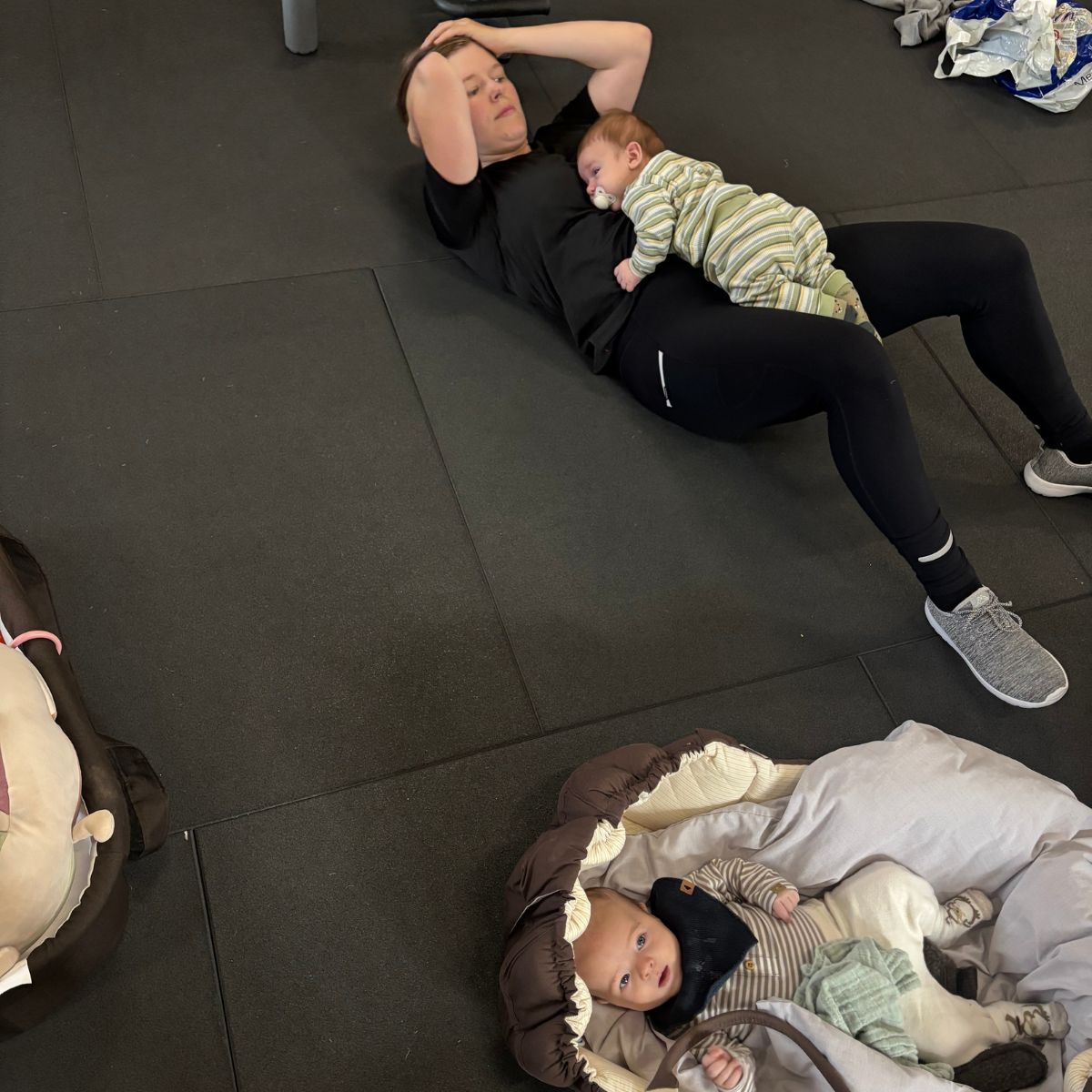 Deltager og baby til barselstræning