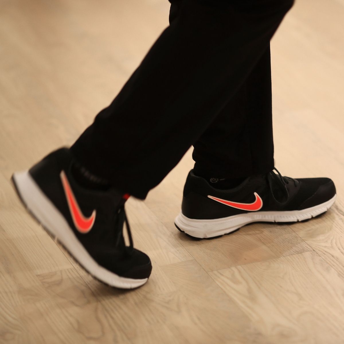 Frisk deltager, der laver øvelse i træningssal i Slagelse.