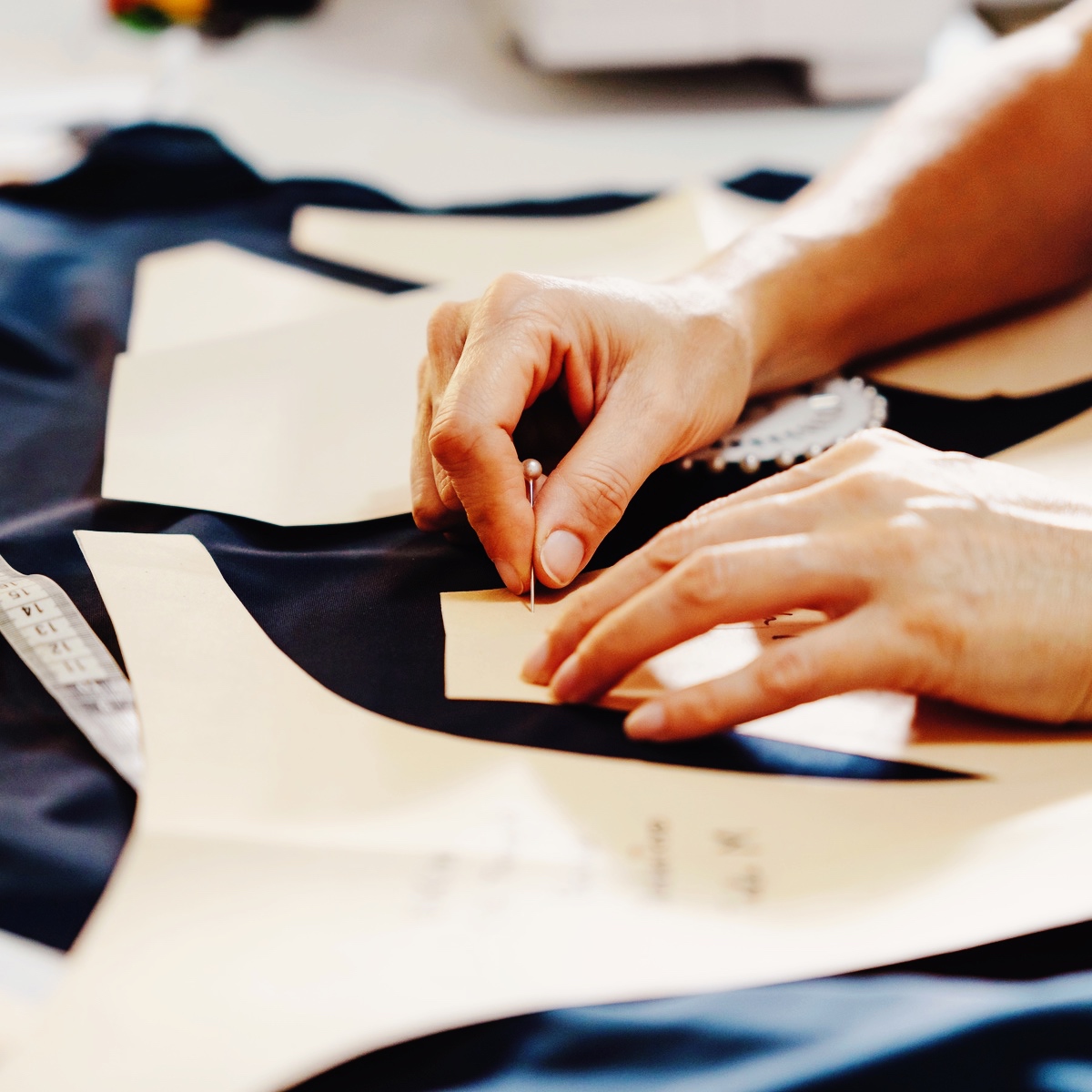 Deltager arbejder med et mønster på kurset Sy og mønsterarbejde hos FOF Aalborg.