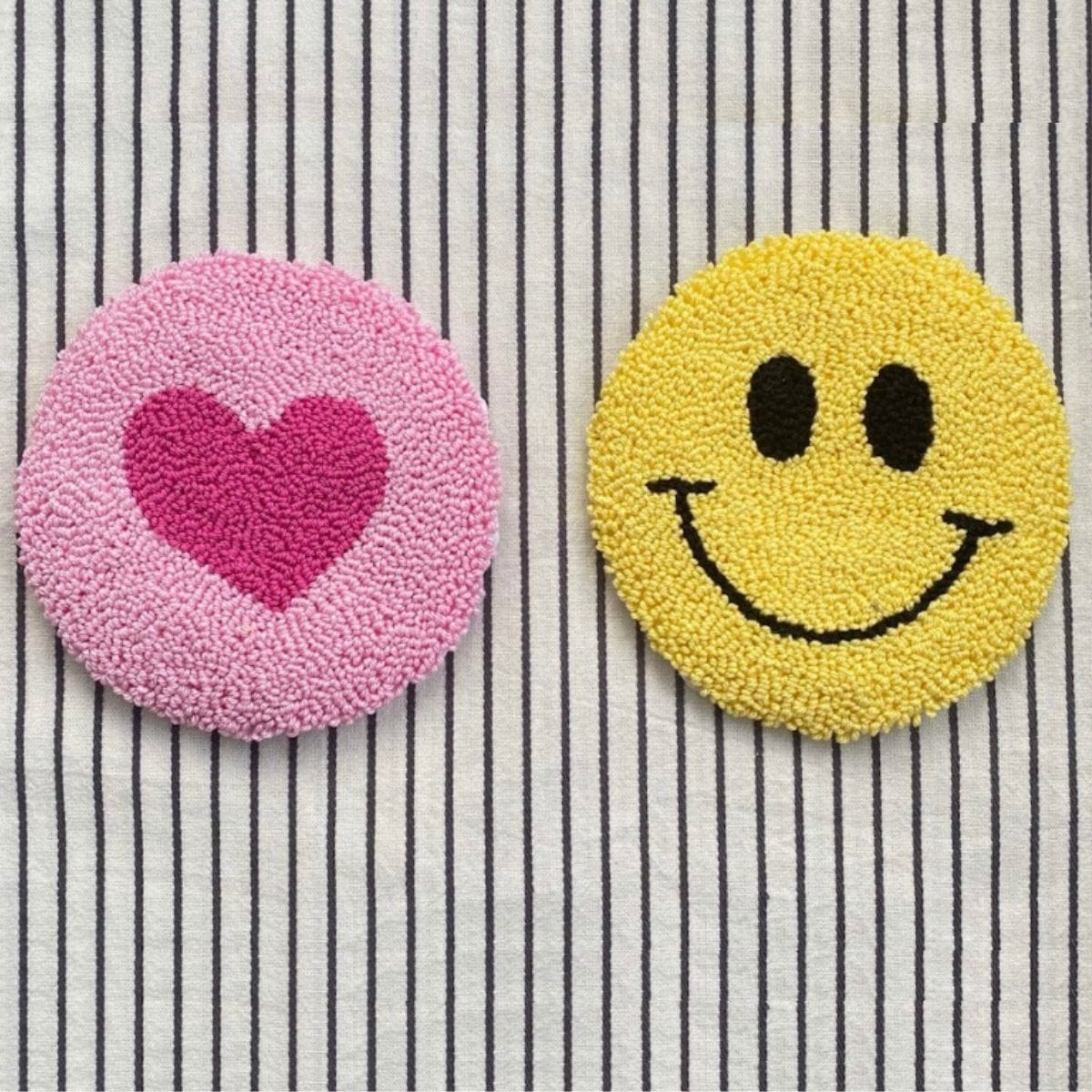 Bordskånere lavet med punch needle. 