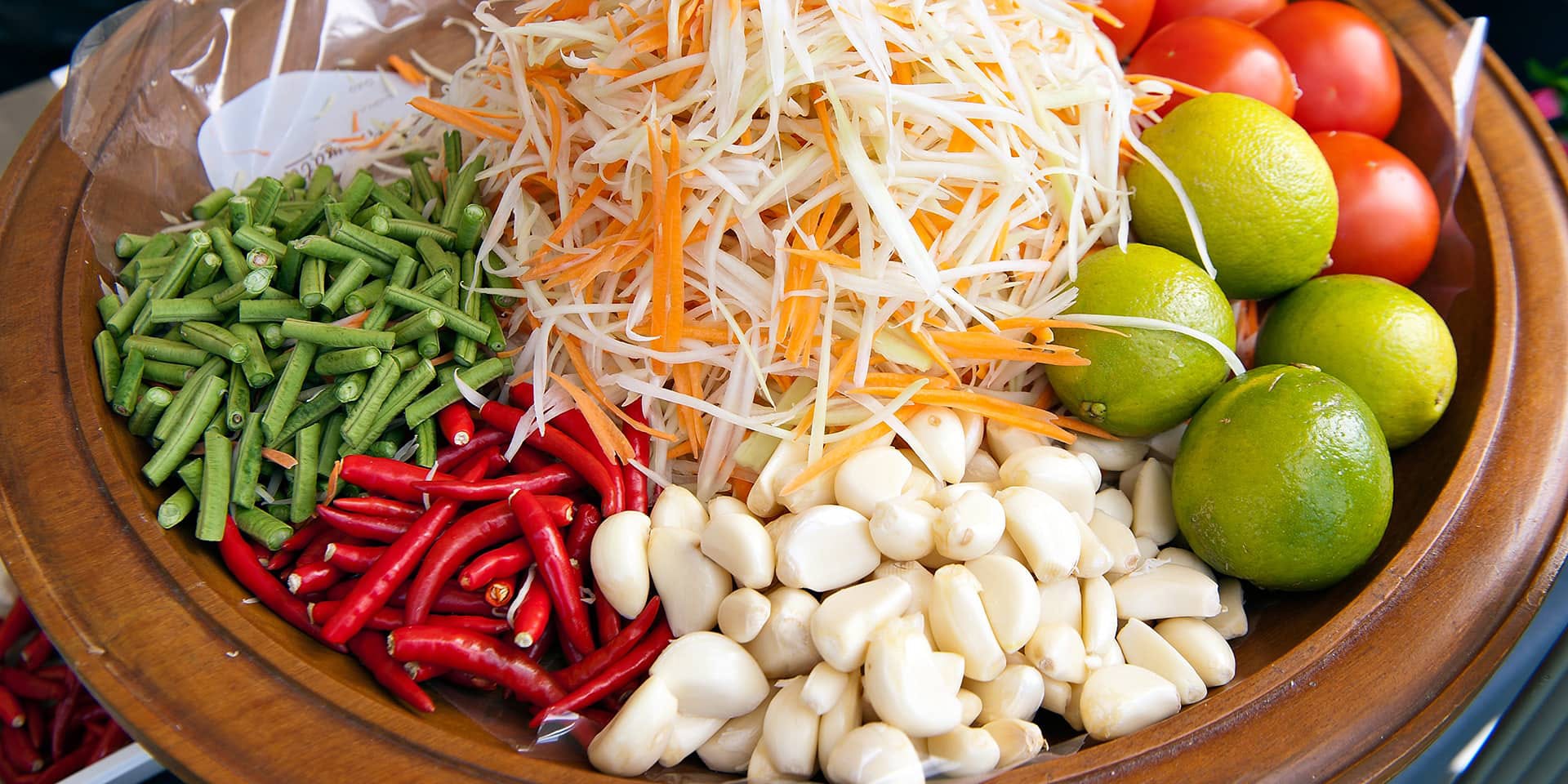 Thaimad, grøntsager, ime, bønner og mere i en skål. Hvis du er begynder i thaimad er dette madlavningskursus i FOF Aarhus noget for dig