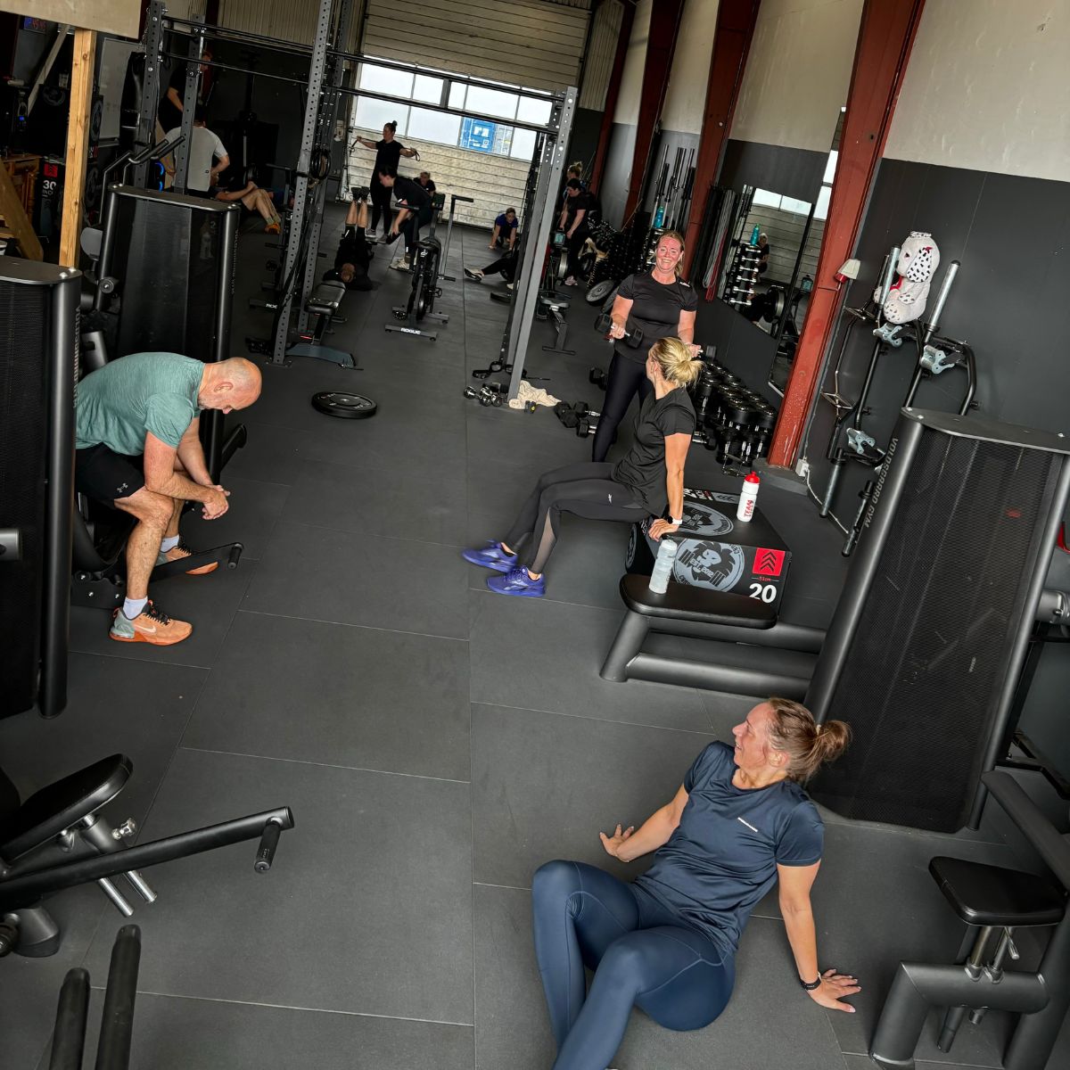 Deltagere træner på maskiner