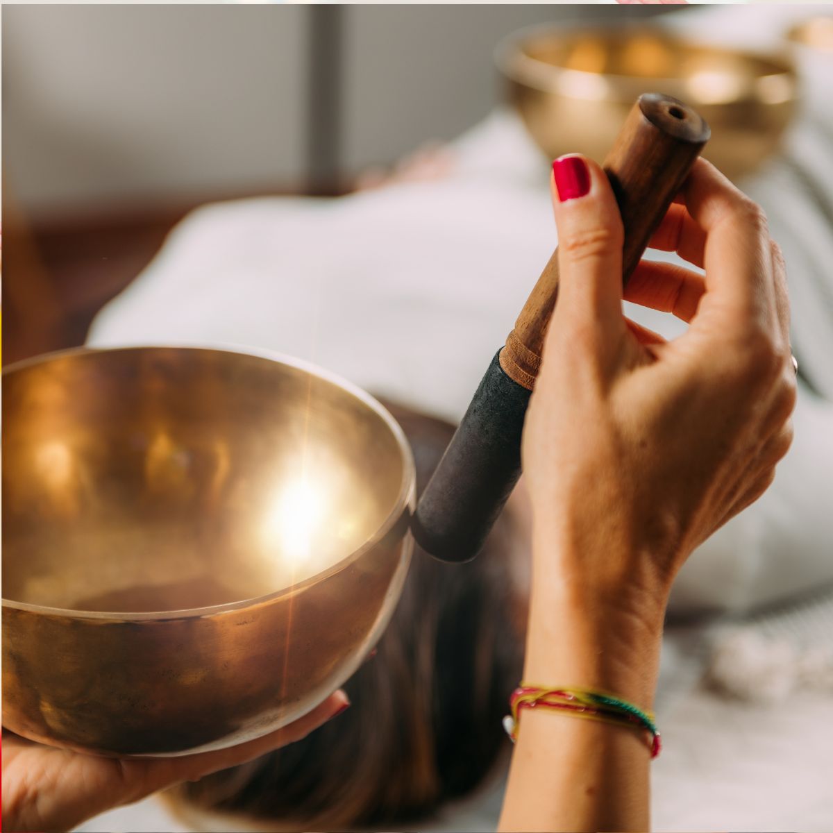 Deltager på kursus i klangmeditation