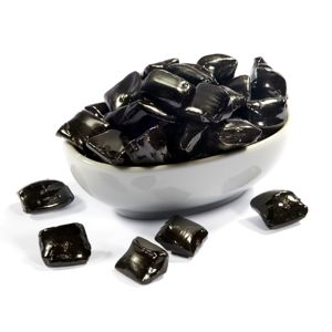 Hjemmelavet blød lakrids i smuk skål