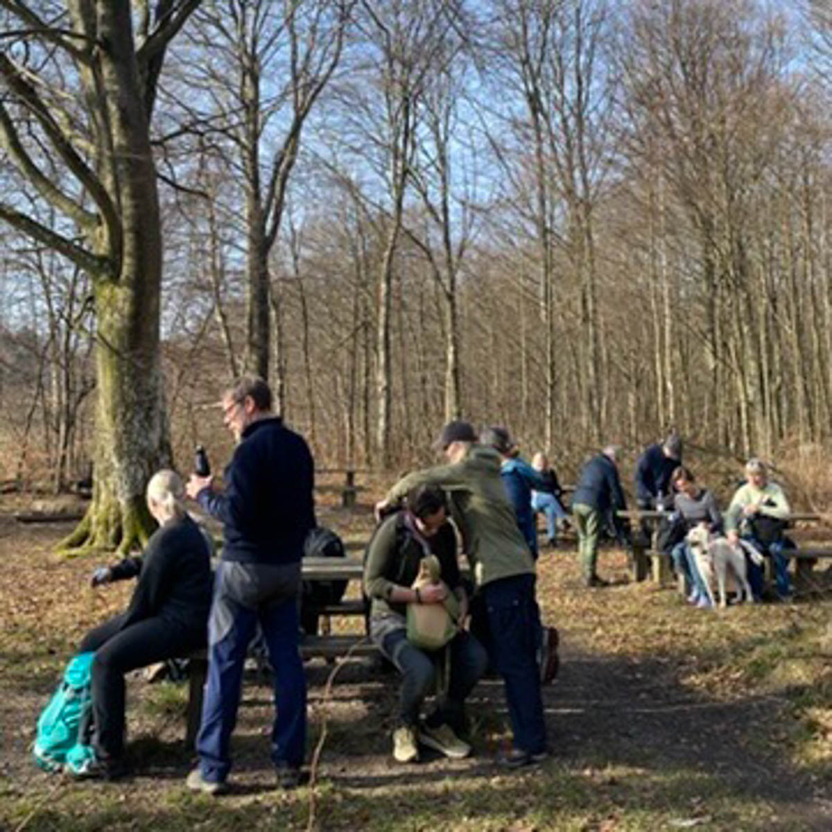Deltagere på vandretur med vin og bålmad