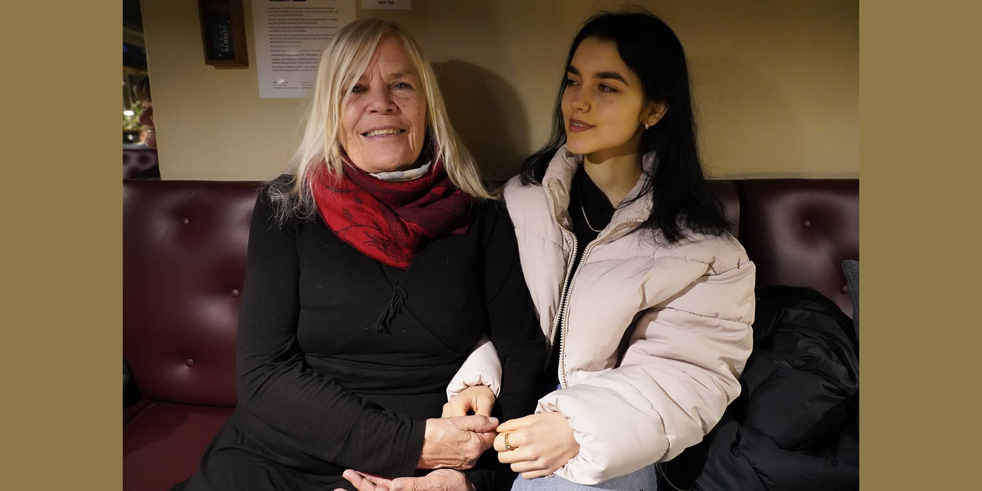 Oldemor og oldebarn, der går på sprogkursus i fof aftenskolen aarhus