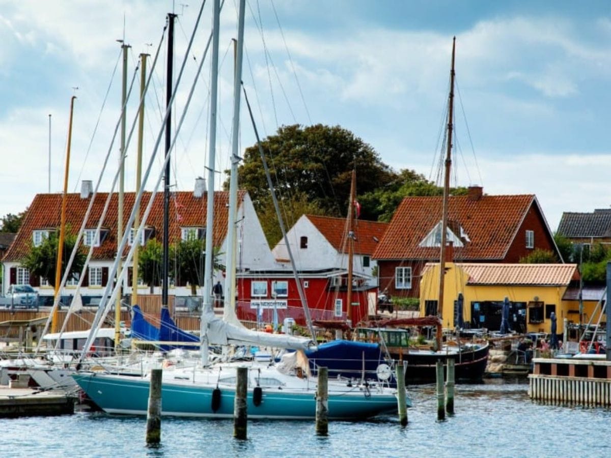Ballen Havn på Samsø med både og farverige huse i solskin.