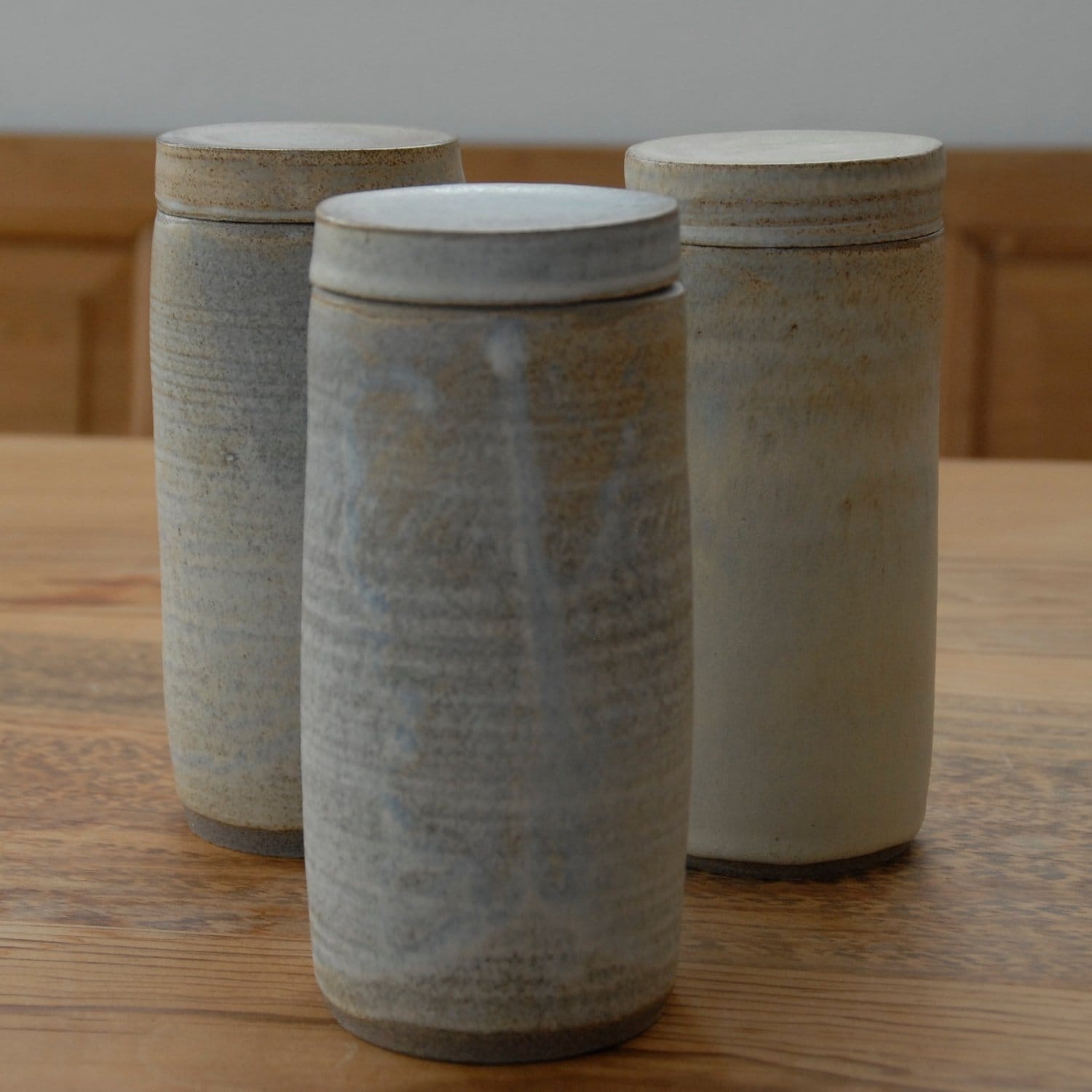 Keramikpotter med låg lavet af Grethe Lund