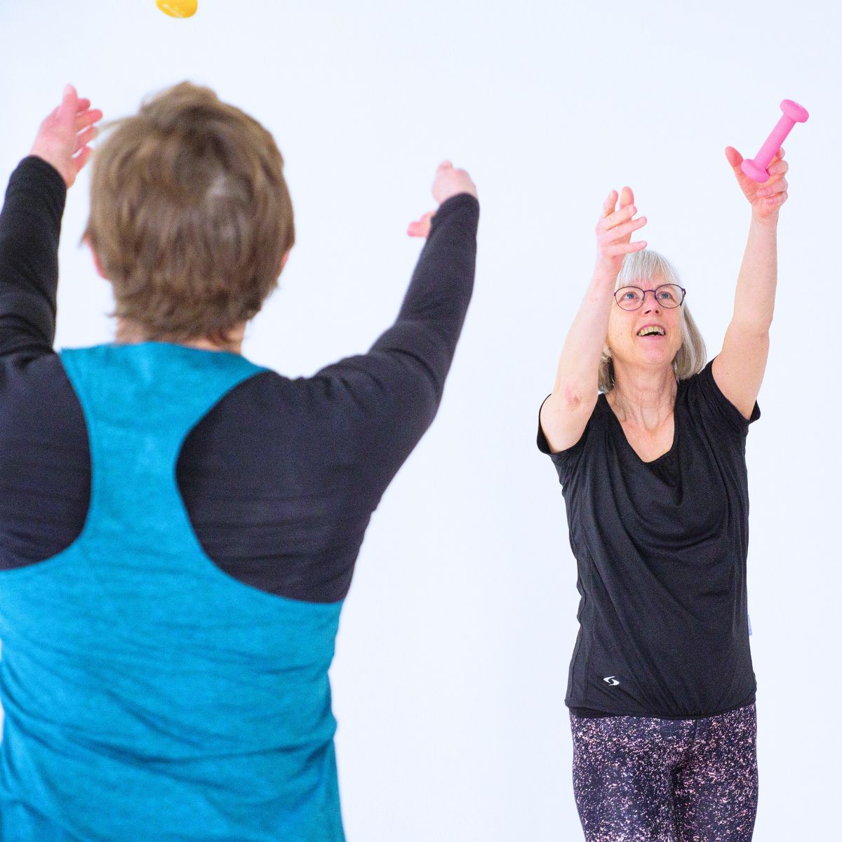 To damer ved fof der laver styrke og bevægelse i Assens