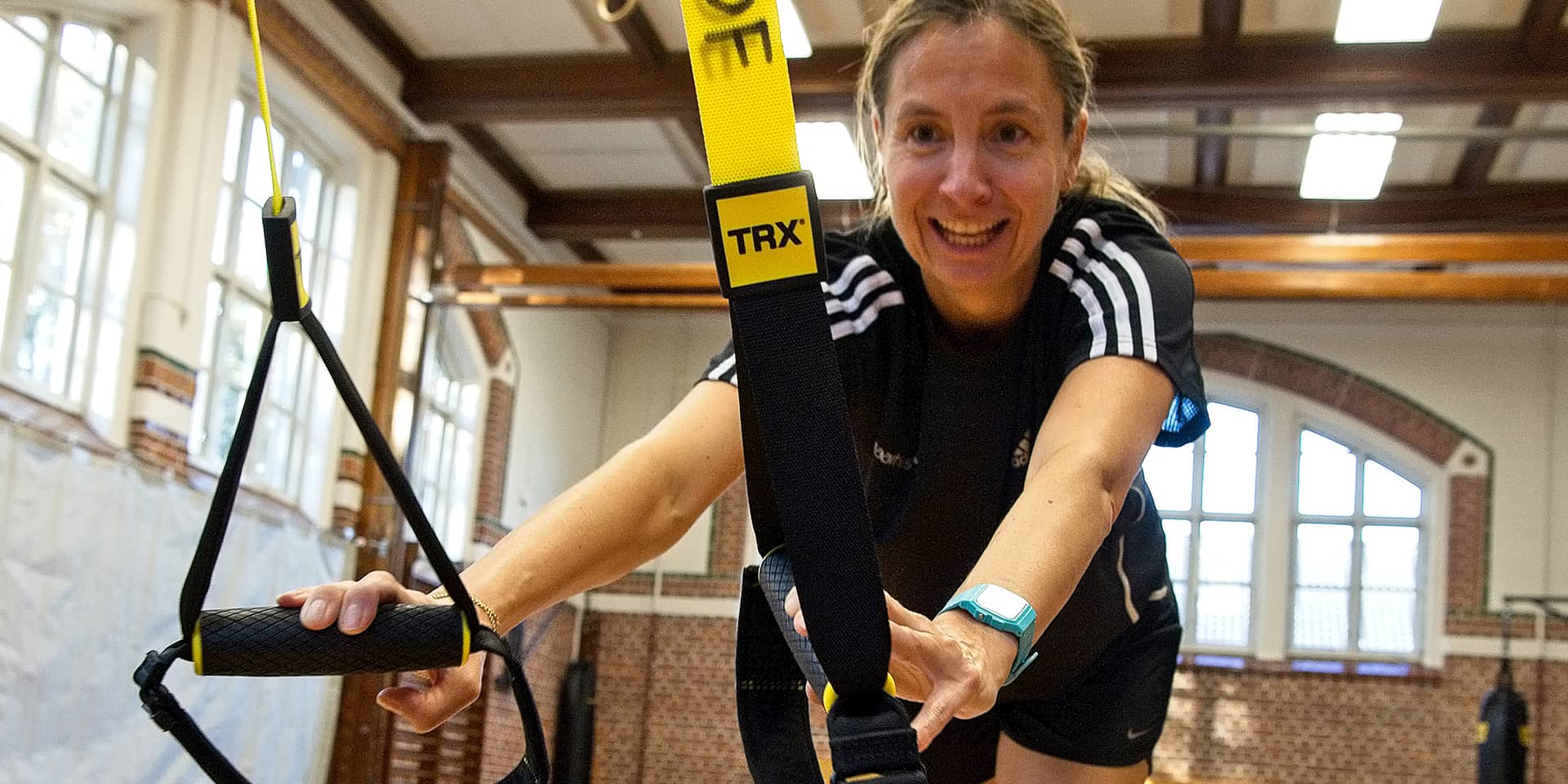 Kvinde laver TRX-træning i FOF Aftenskolen Aarhus