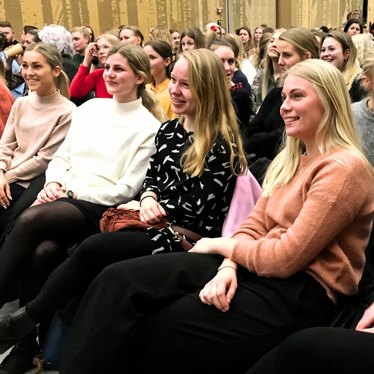 Publikum i salen til et foredrag i Aftenskolen FOF Aarhus