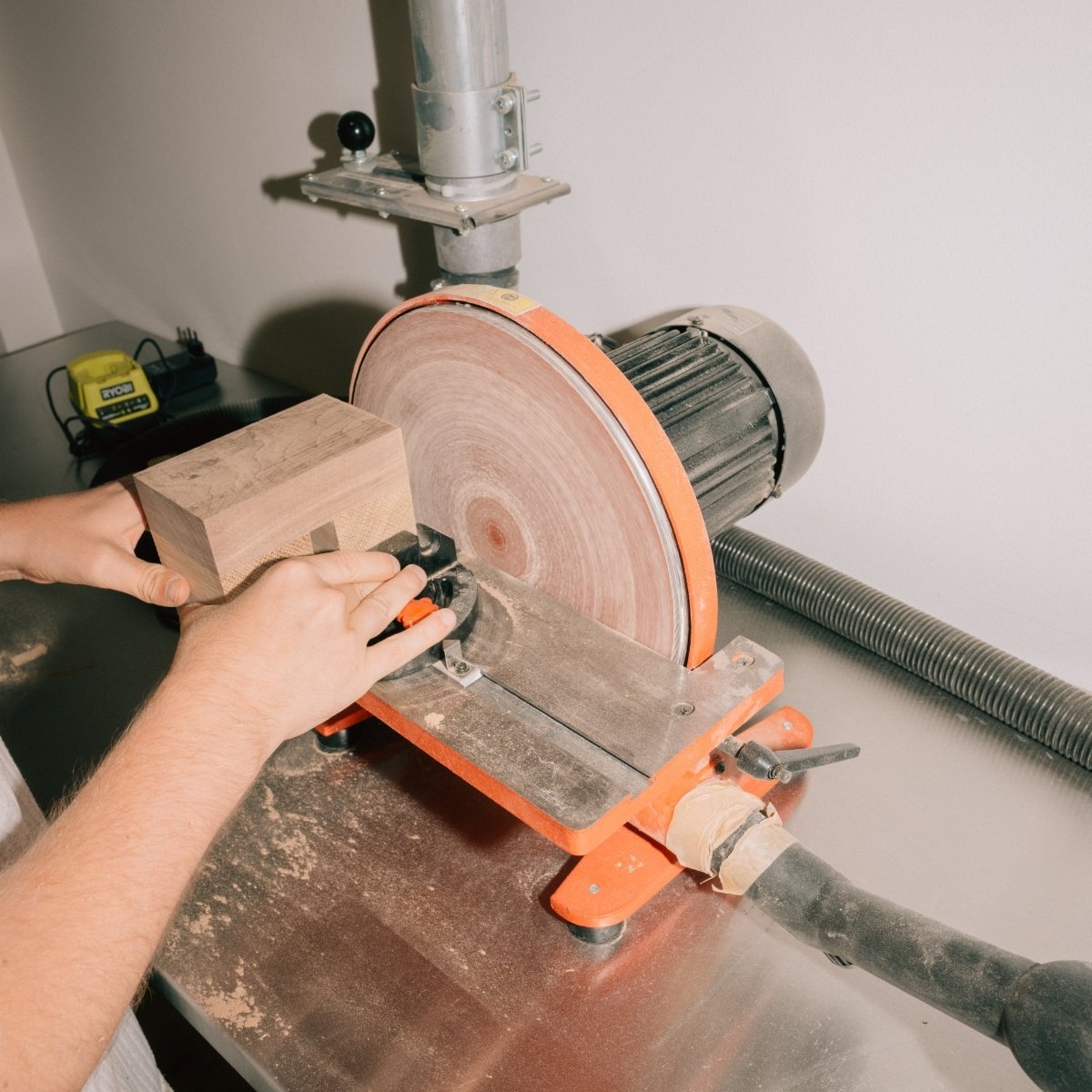 Kursist er i gang med slibemaskinen til et kursus i snedkeri