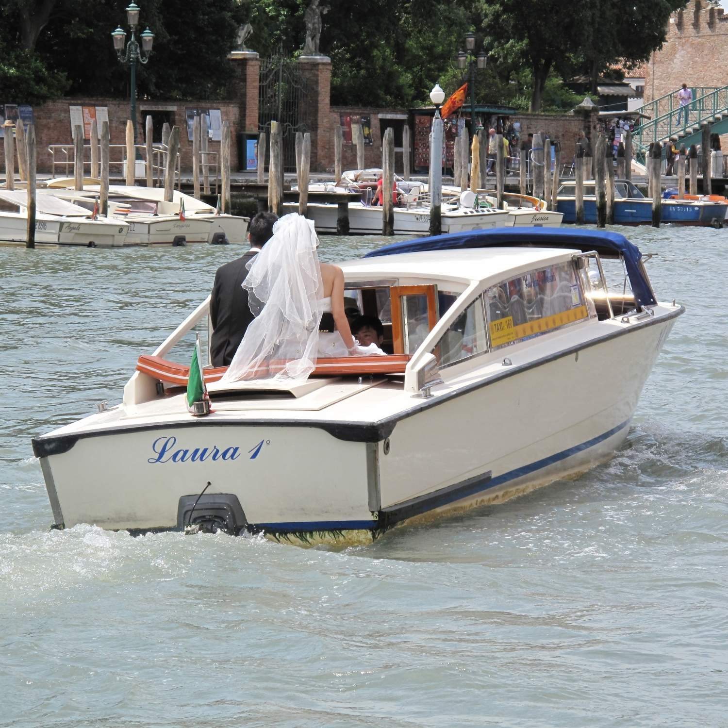 Brudepar på en båd i Italiens kanaler