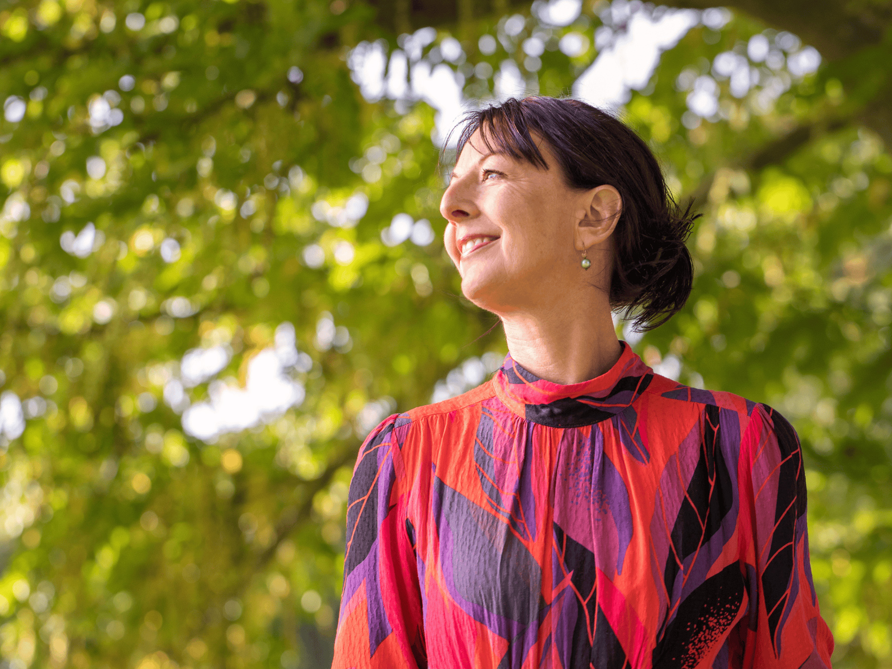 “Iben Krogsdal leder fællessang og fortæller om Højskolesangbogen hos FOF København og Nordsjælland.”