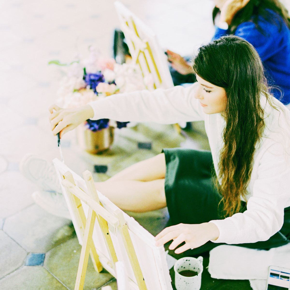 Deltager arbejder med kunstmaling på kursus