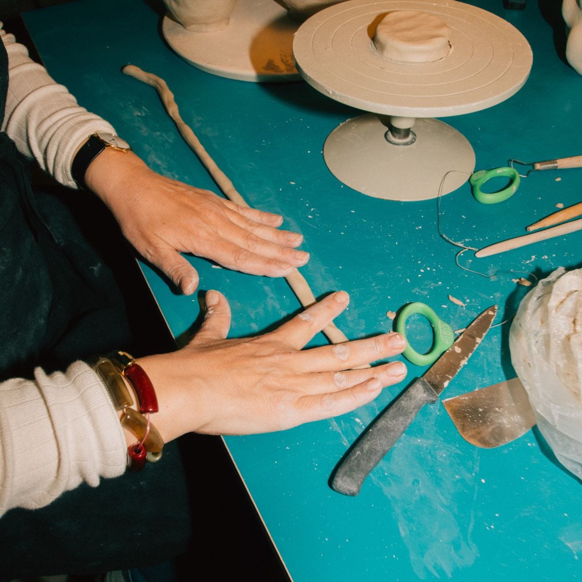 Kursist ruller ler på et keramikkursus hos FOF København og Nordsjælland