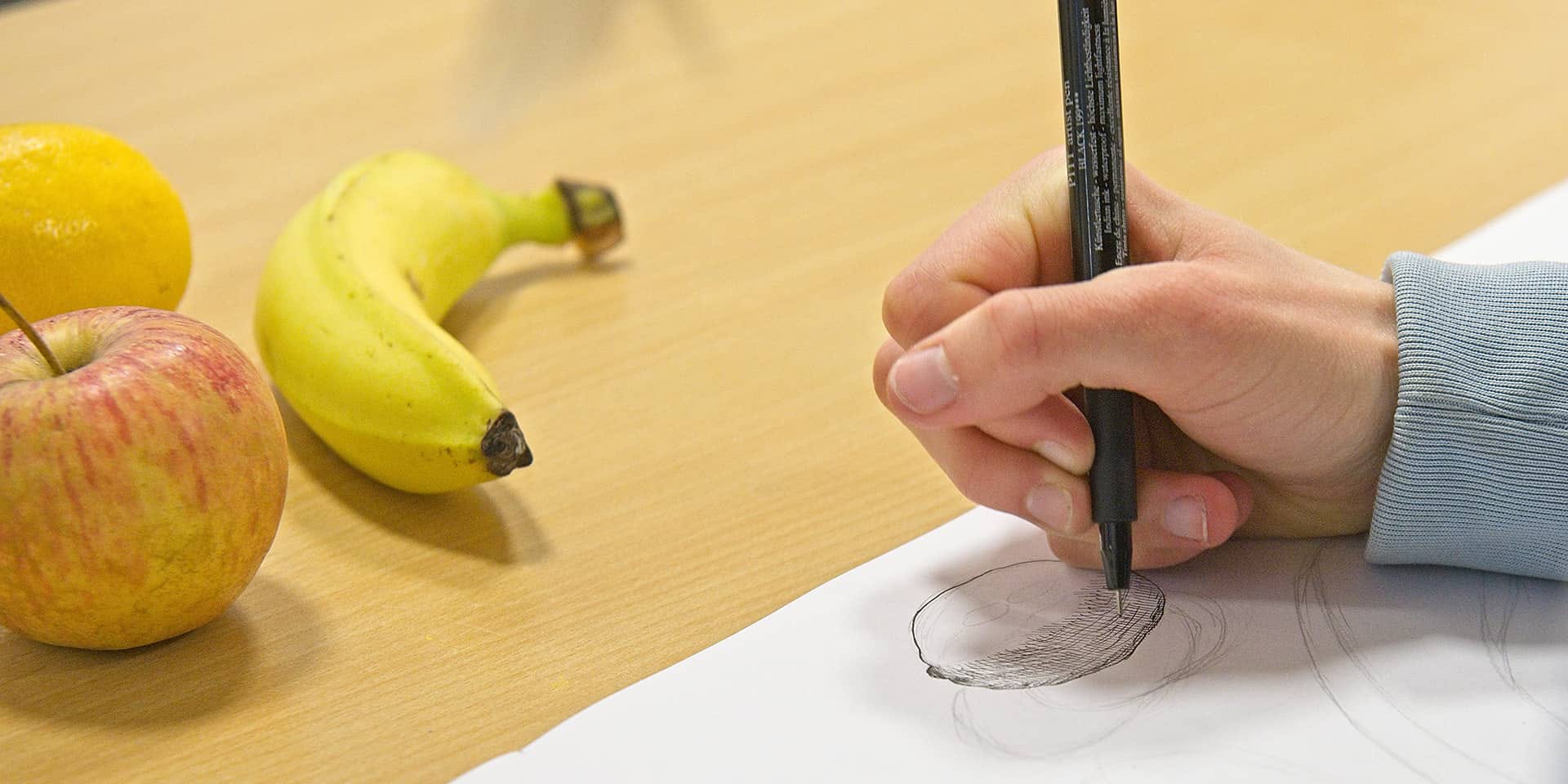 Genstandstegning. Banan og hånd med kuglepen. Fra tegnekursus i FOF Aarhus, hvor du lærer at se og tegne, kurset er for absolut begyndere.