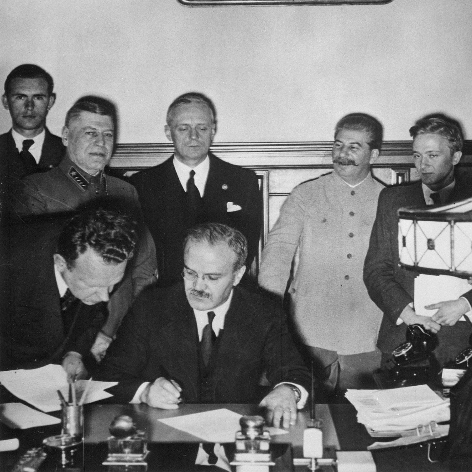 Molotov, Ribbentrop og Stalin der underskriver den tysk-sovjetiske ikke-angrebspagt den 28. september 1939
