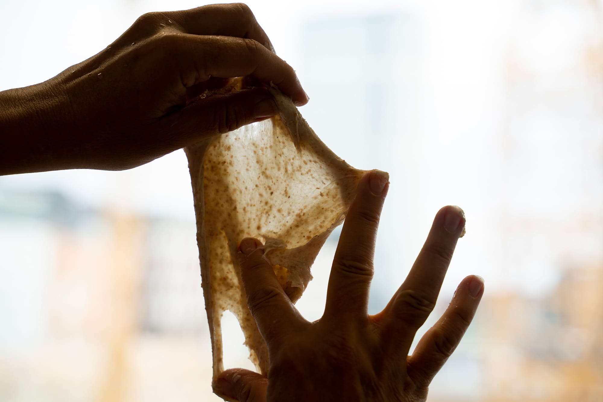 Dejen testes på kursus i surdej hos FOF København og Nordsjælland