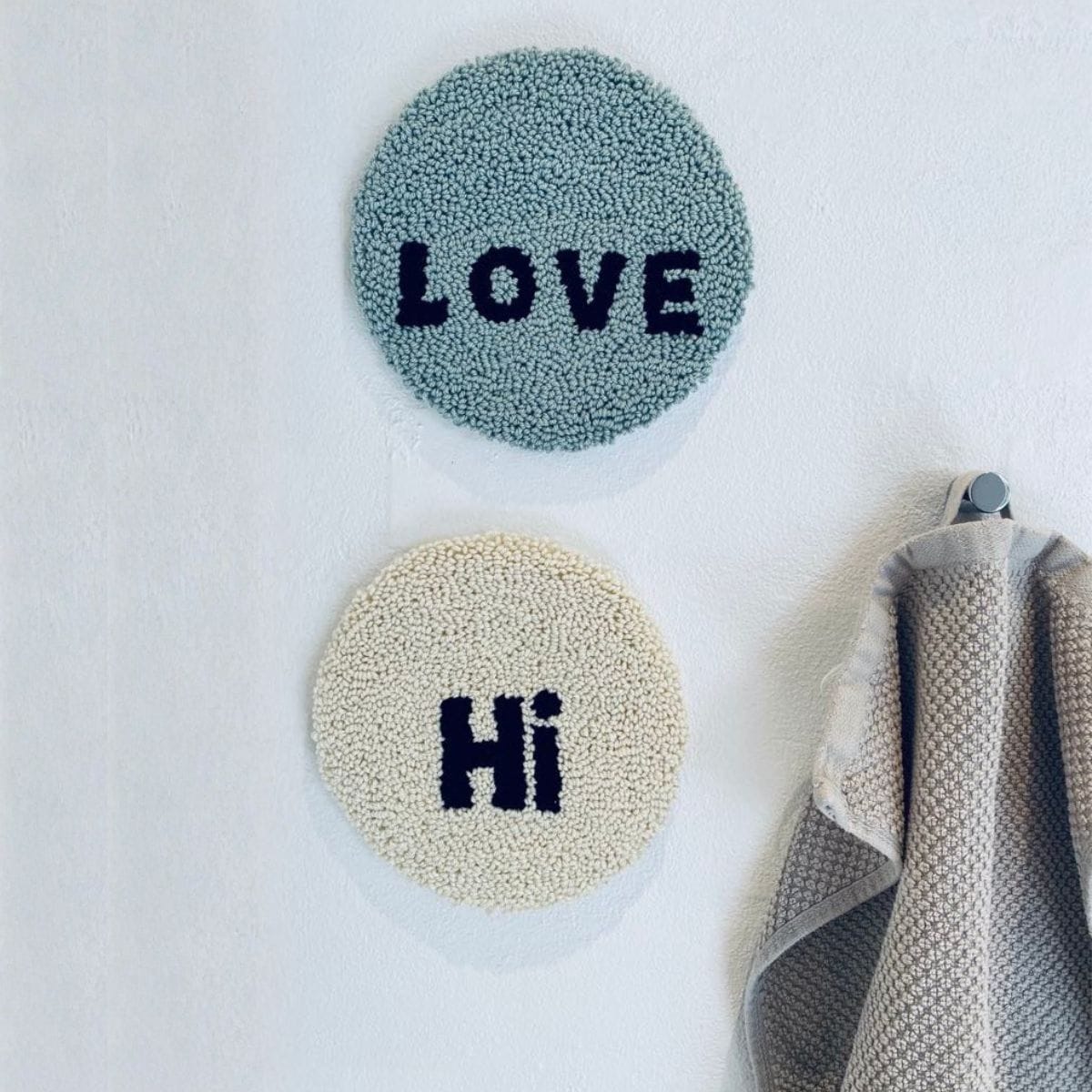 Motiverende cirkler lavet med punch needle til at hænge på væggen.