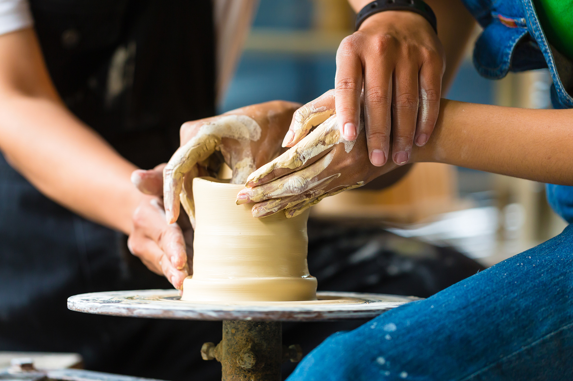 Kursist arbejder med ler på kursus i keramik i vinterferien