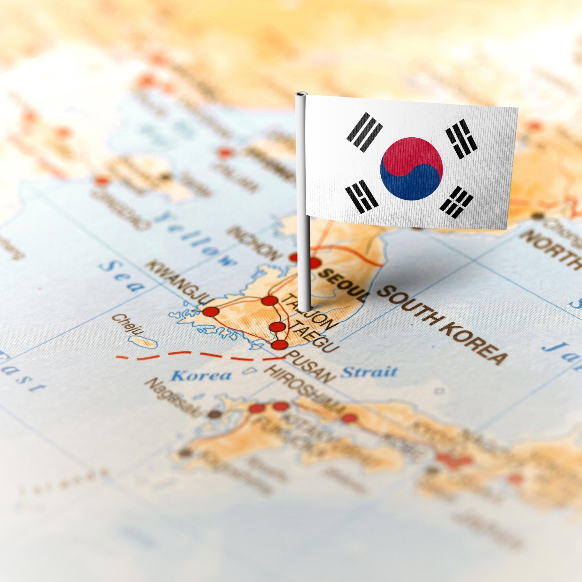 Det koreanske flag stammer fra slutningen af 1800-tallet. Med mindre ændringer blev det genindført i 1948, officielt i 1950. Hvid, som er den koreanske nationalfarve, symboliserer fred. I midten ses taeguk, som ligner yin og yang-tegnet fra kinesisk filosofi og symboliserer de universelle kræfters modsætning og harmoni. De fire trigrammer, kwae, i hvert hjørne symboliserer de fire elementer, luft, jord, vand og ild.