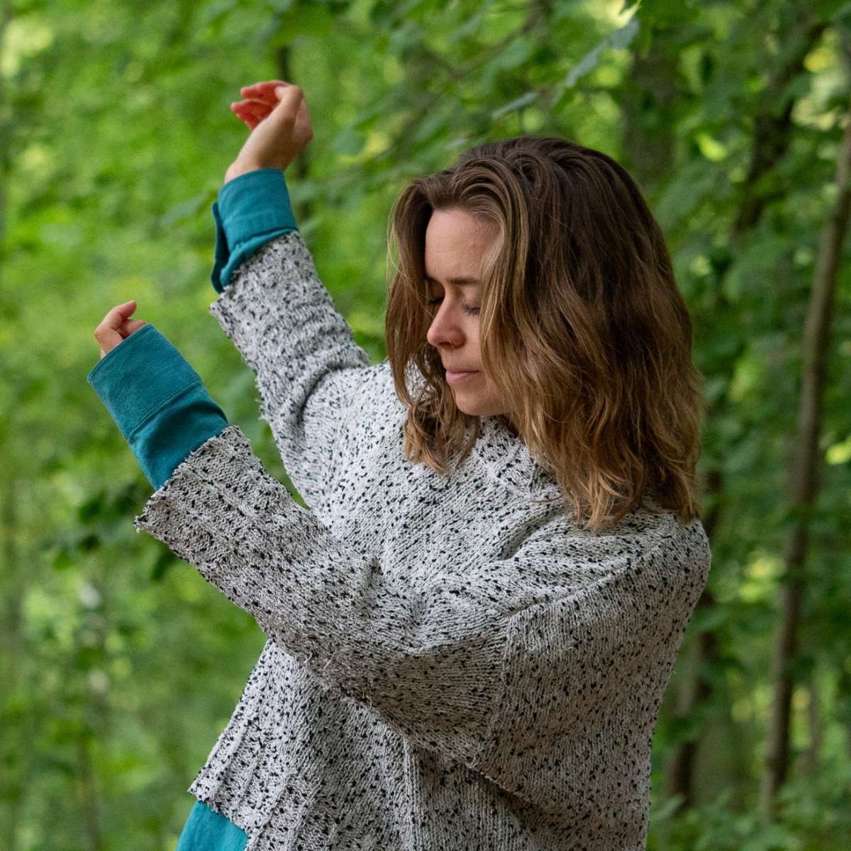 FOF Aarhus' underviser Mette Vibe Holtet Skov i rolig bevægelse i en skov