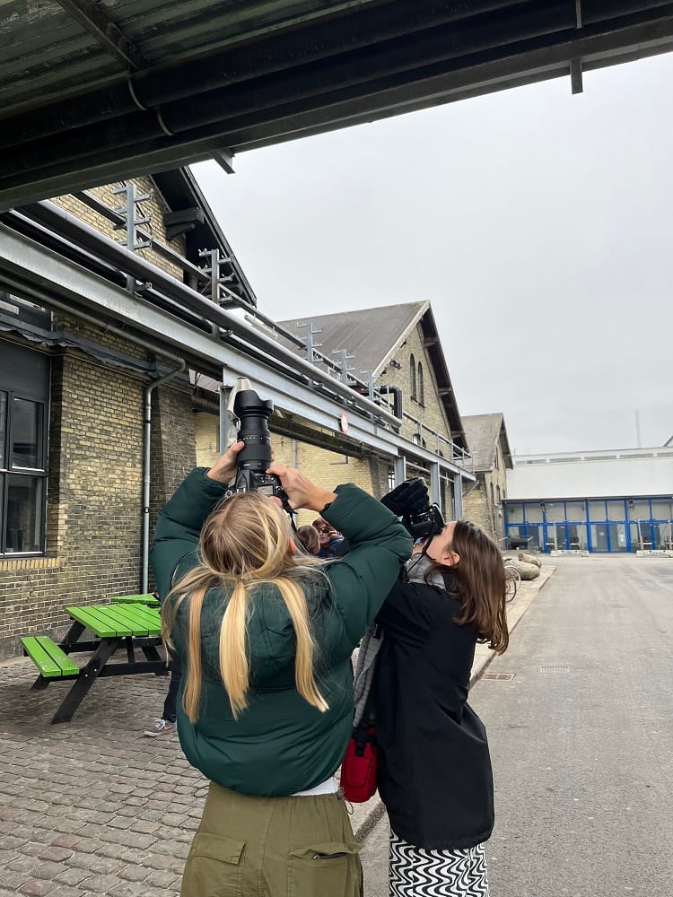 Deltagere bruger kamera på fotoskole for unge