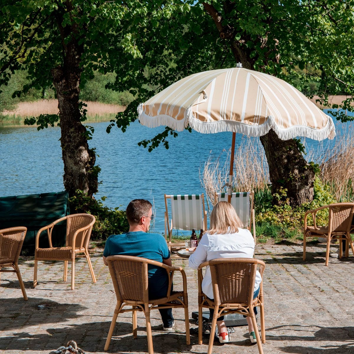 Mennesker udenfor ved Høkeren i Brede 