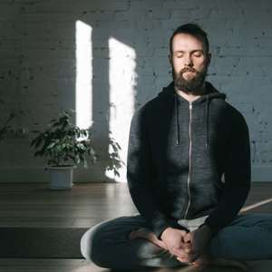 Person i rolig meditation på kursus hos FOF