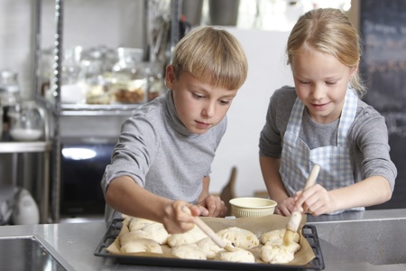 Børn deltager på bagekursus i sommerferien hos FOF København og Nordsjælland