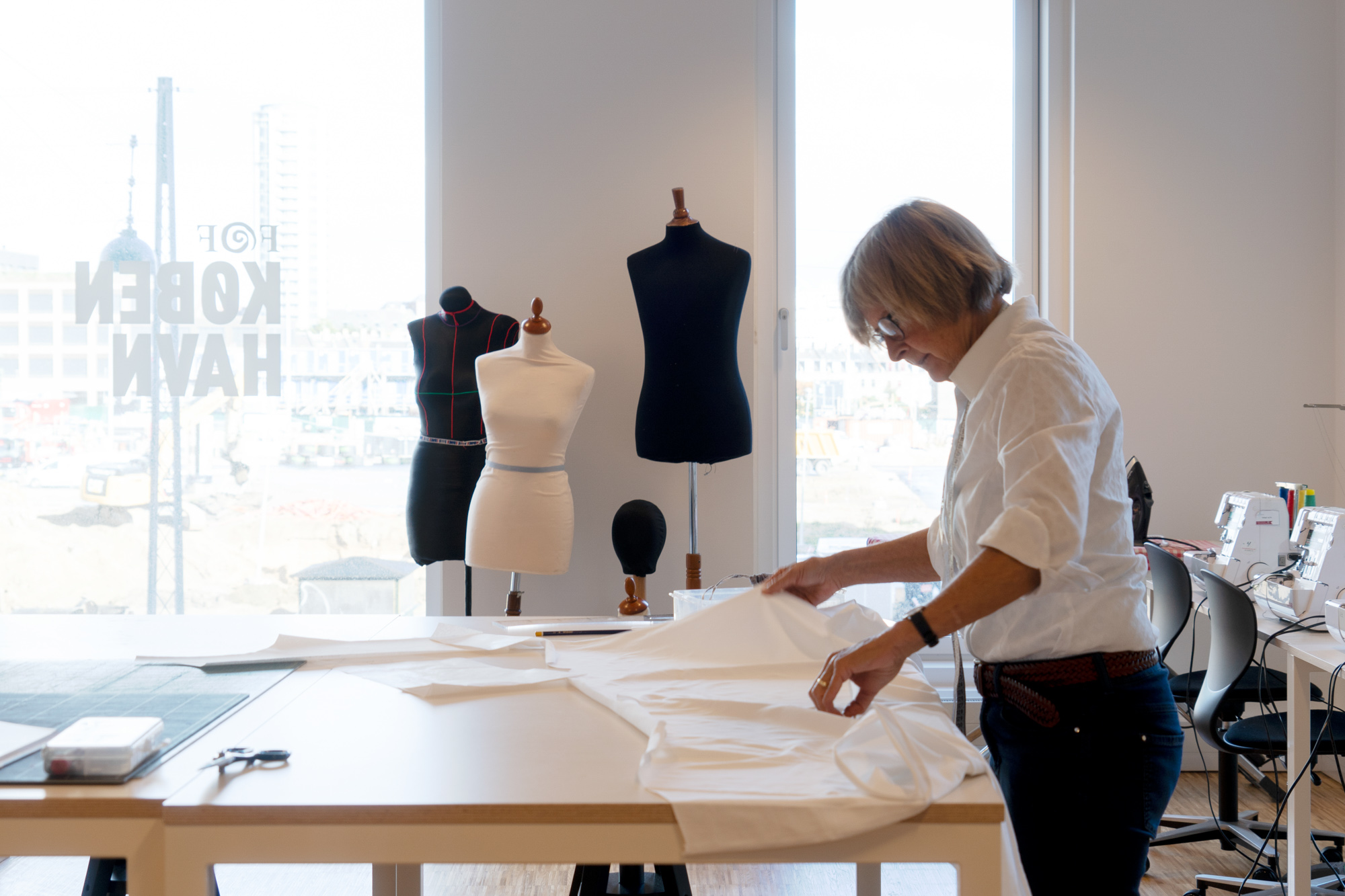 Kursist arbejder med mønstre og stof på FOF København og Nordsjællands kursus i individuel syning