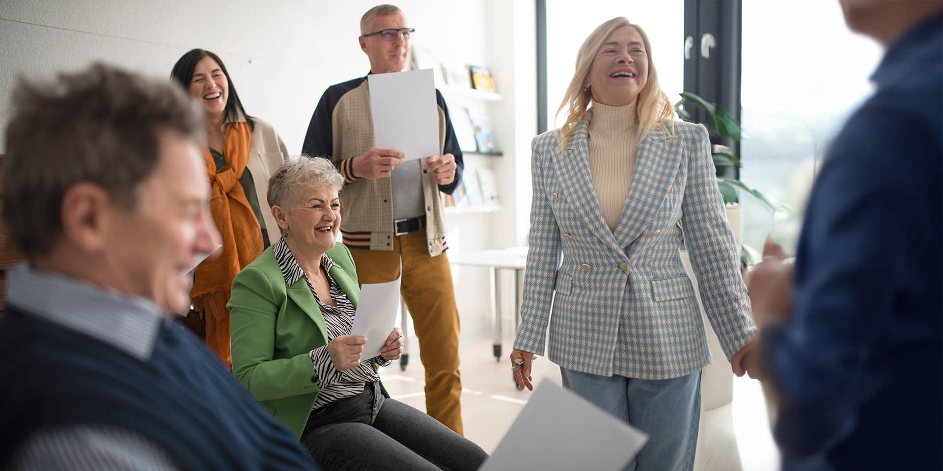 Mennesker, der er til demensvenlig sangcafe på FOF Aftenskolen Aarhus