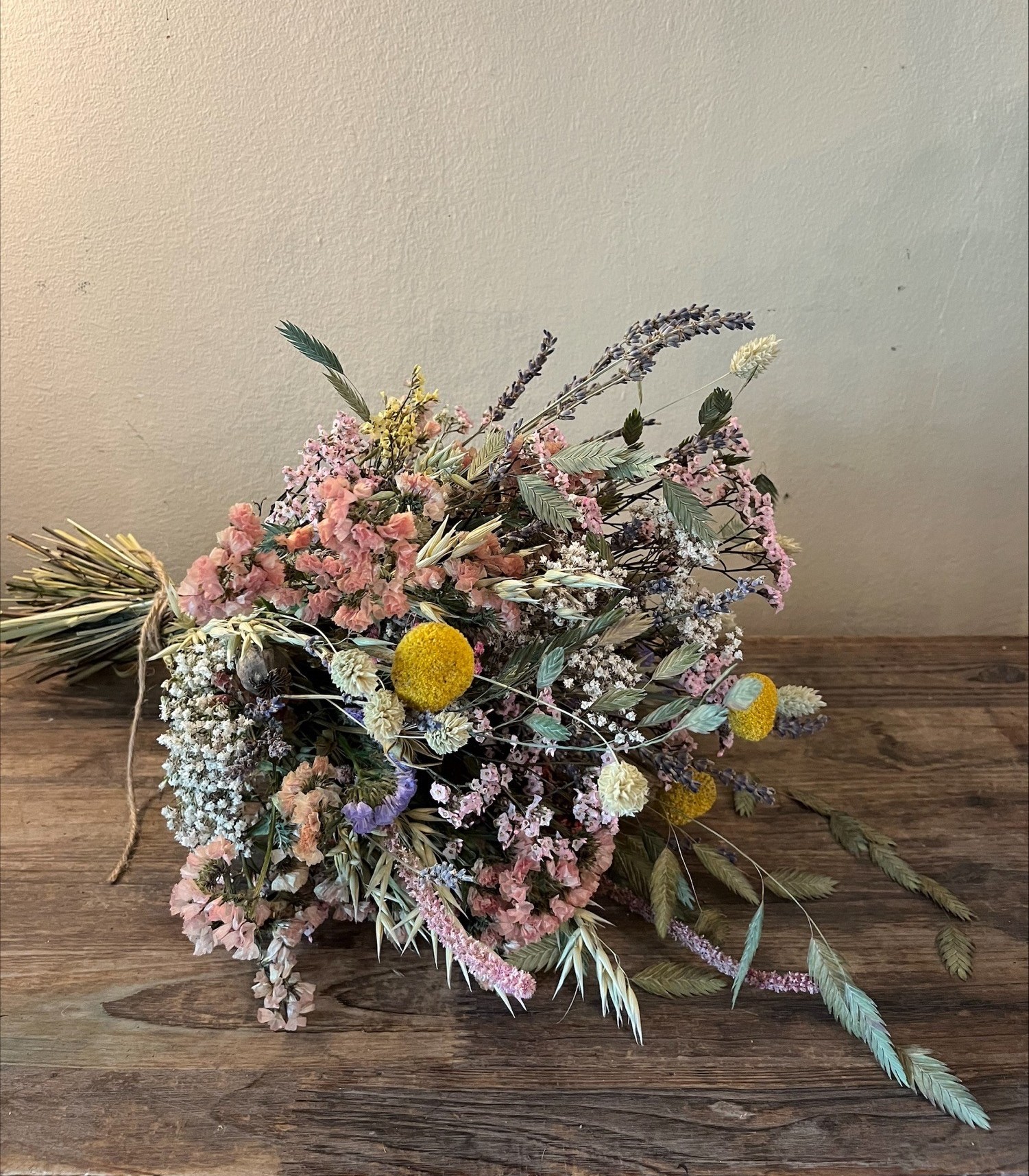 Vinterbuket af tørrede blomster i dæmpede farver på bord