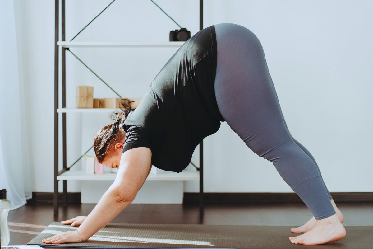 Billede af kvinde der dyrker yoga