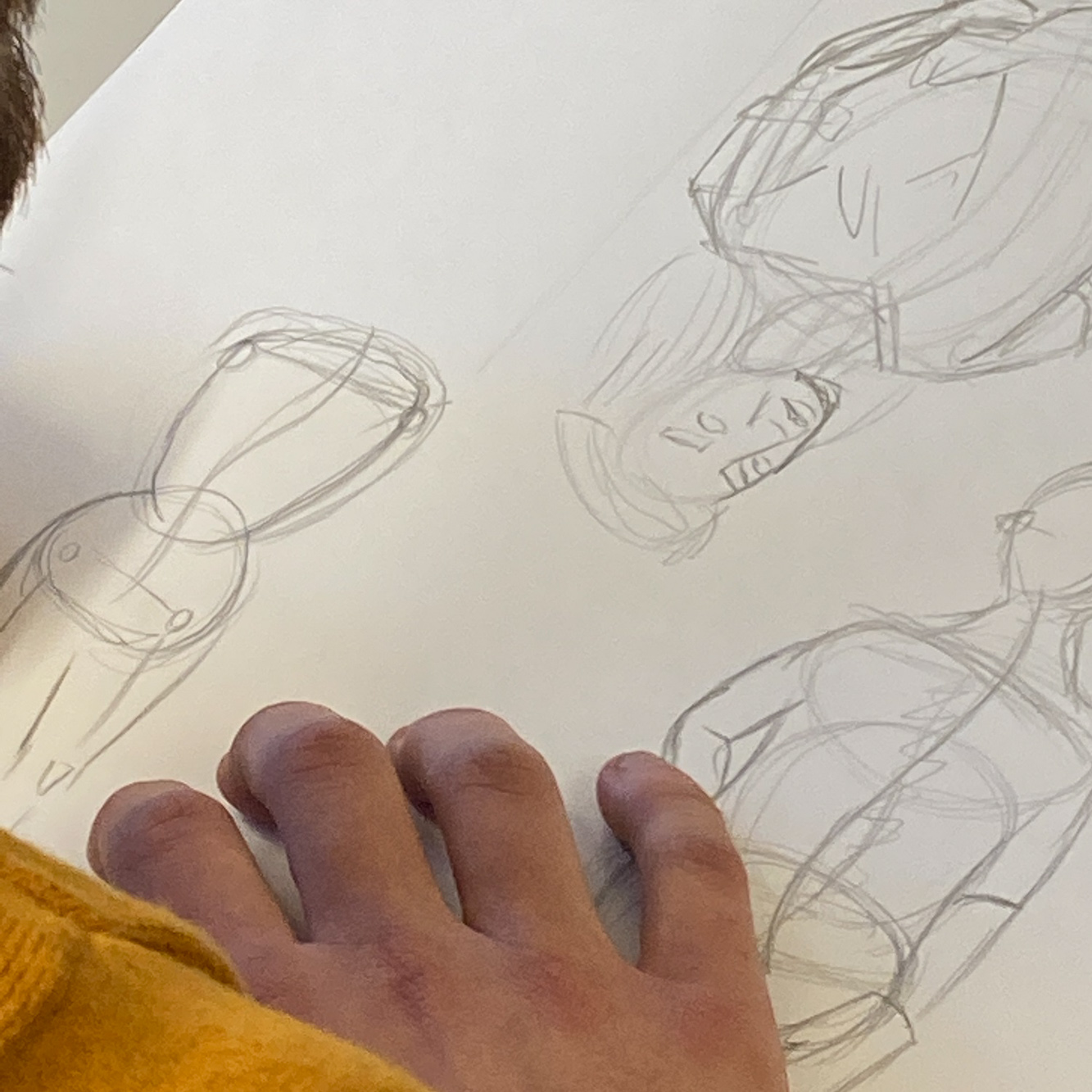 Deltager på tegnekursus laver skitser på sansesafari