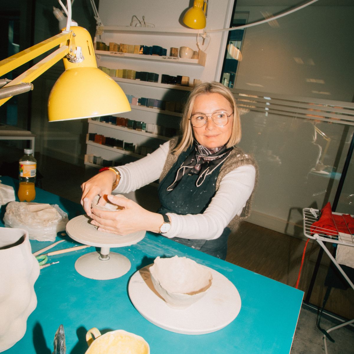 Kvinde formgiver i ler