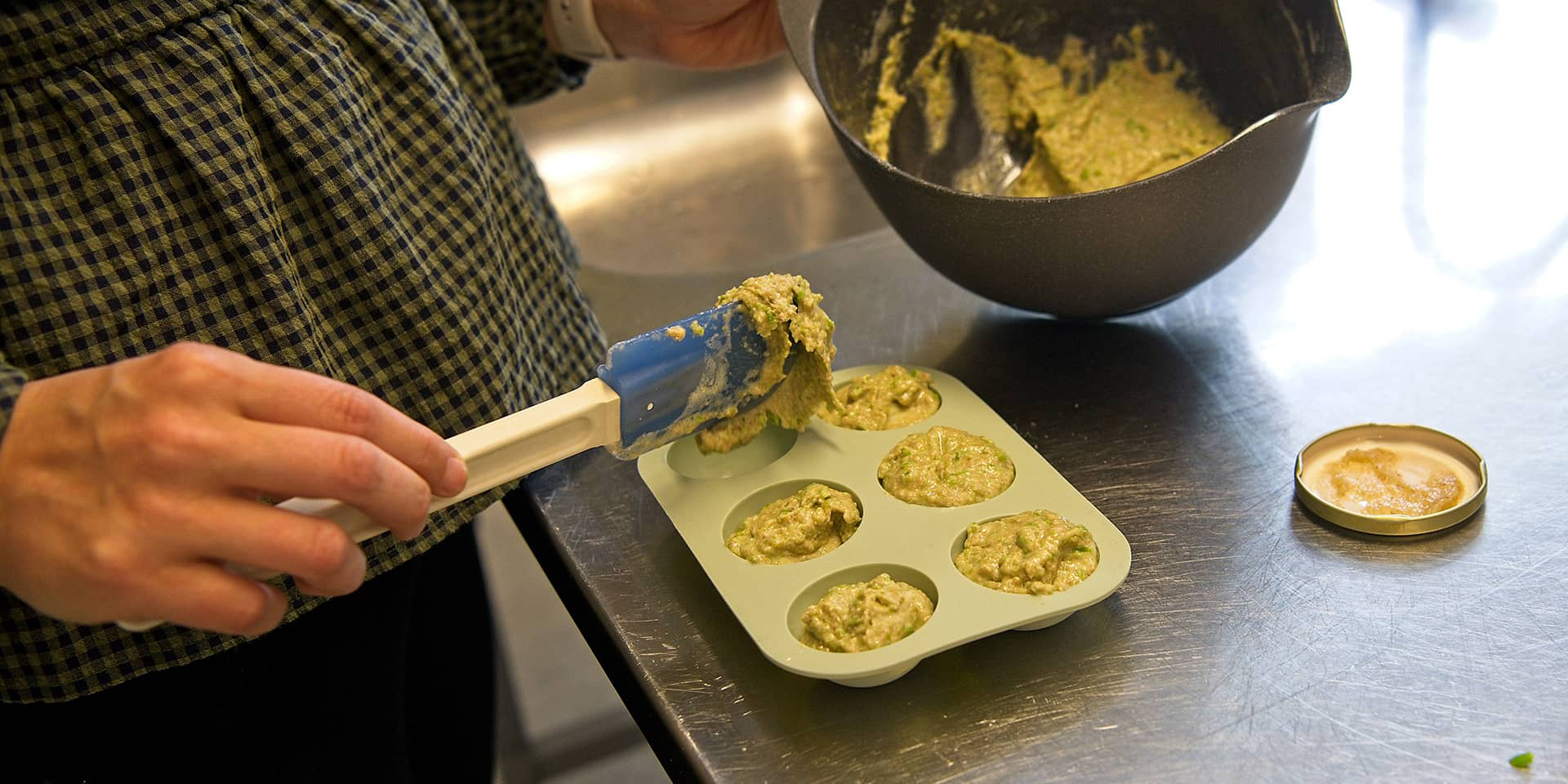 En mor, der fodrer sin baby til et madlavningskursus i babymad for babyer fra 4-6 mdr. i FOF Aarhus. Kurset hedder mini-maker.