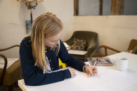 Barn deltager på kreativ billedskole med udflugt i sommerferien