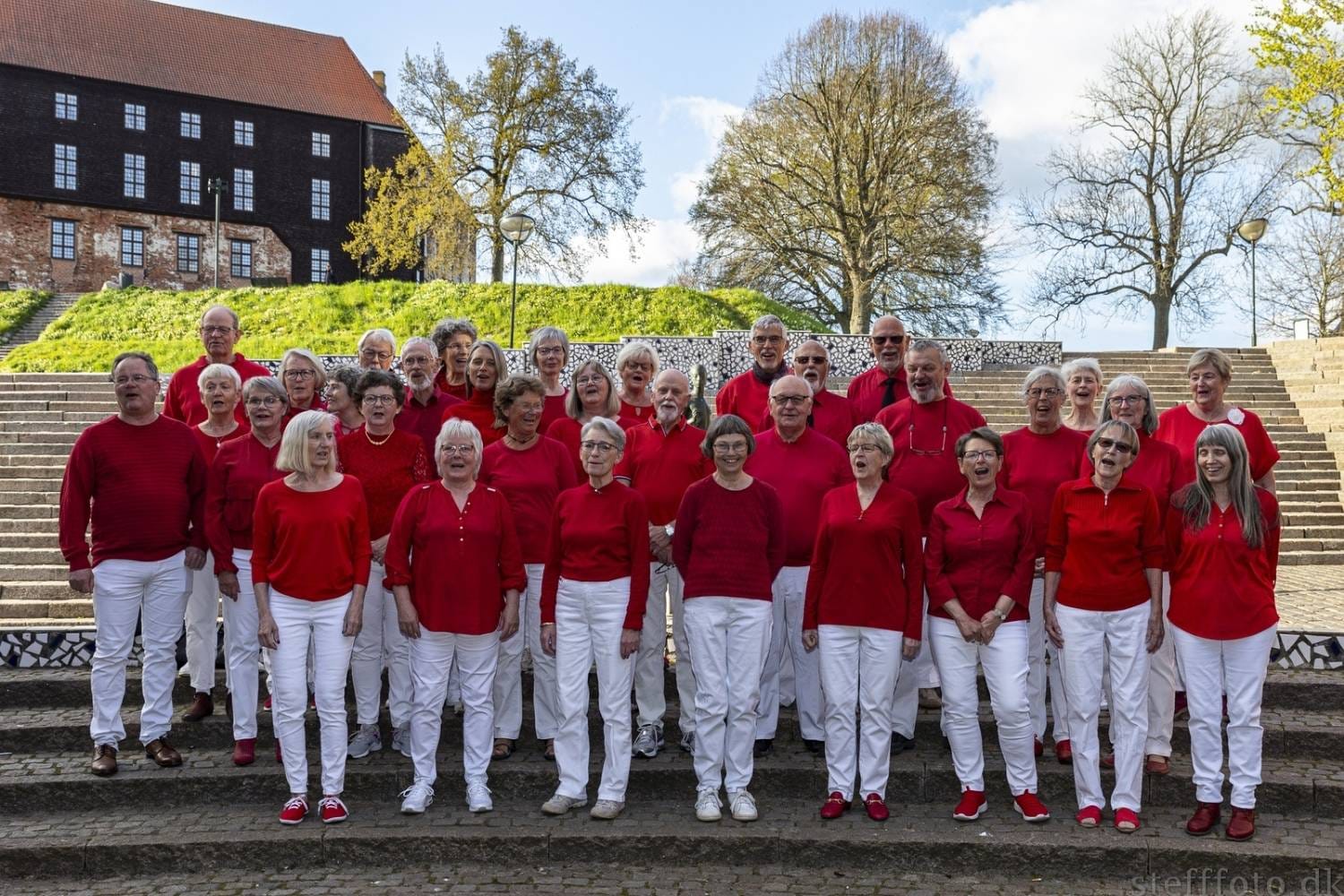 Fællesbillede af Kolding Bykor på trappen ved Koldinghus i 2022